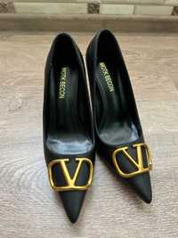 Чорні туфлі лодочки Valentino