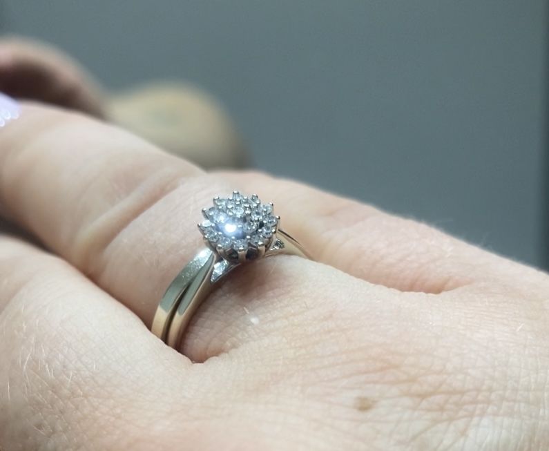 Sprzedam Pierścionek rozmiar 12 białe złoto z Diamentami.