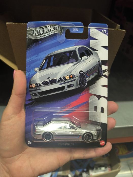 Hot Wheels '01 BMW M5 (Silver Series) у масштабі 1:64.