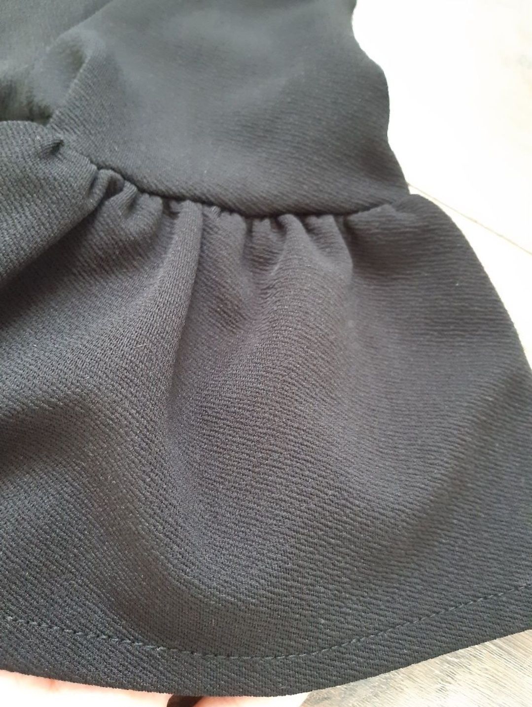 Sukienka XS 34 Pull&Bear czarna mini rękaw z falbaną prosta