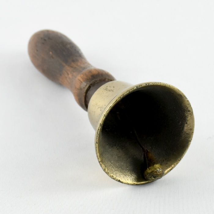 Campainha em metal dourado com pega em madeira