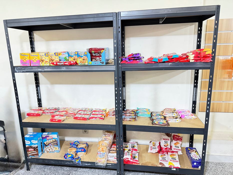 Estantes metálicas cinza e madeira