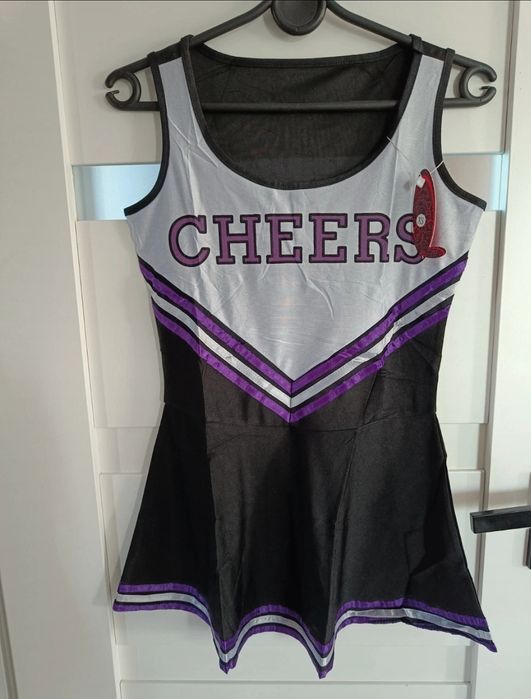 Stroj cheerleaderki z pomponami