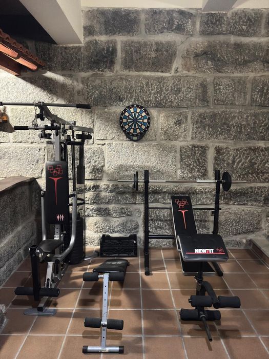 Máquina multifunções+ banco peito + pesos e halteres