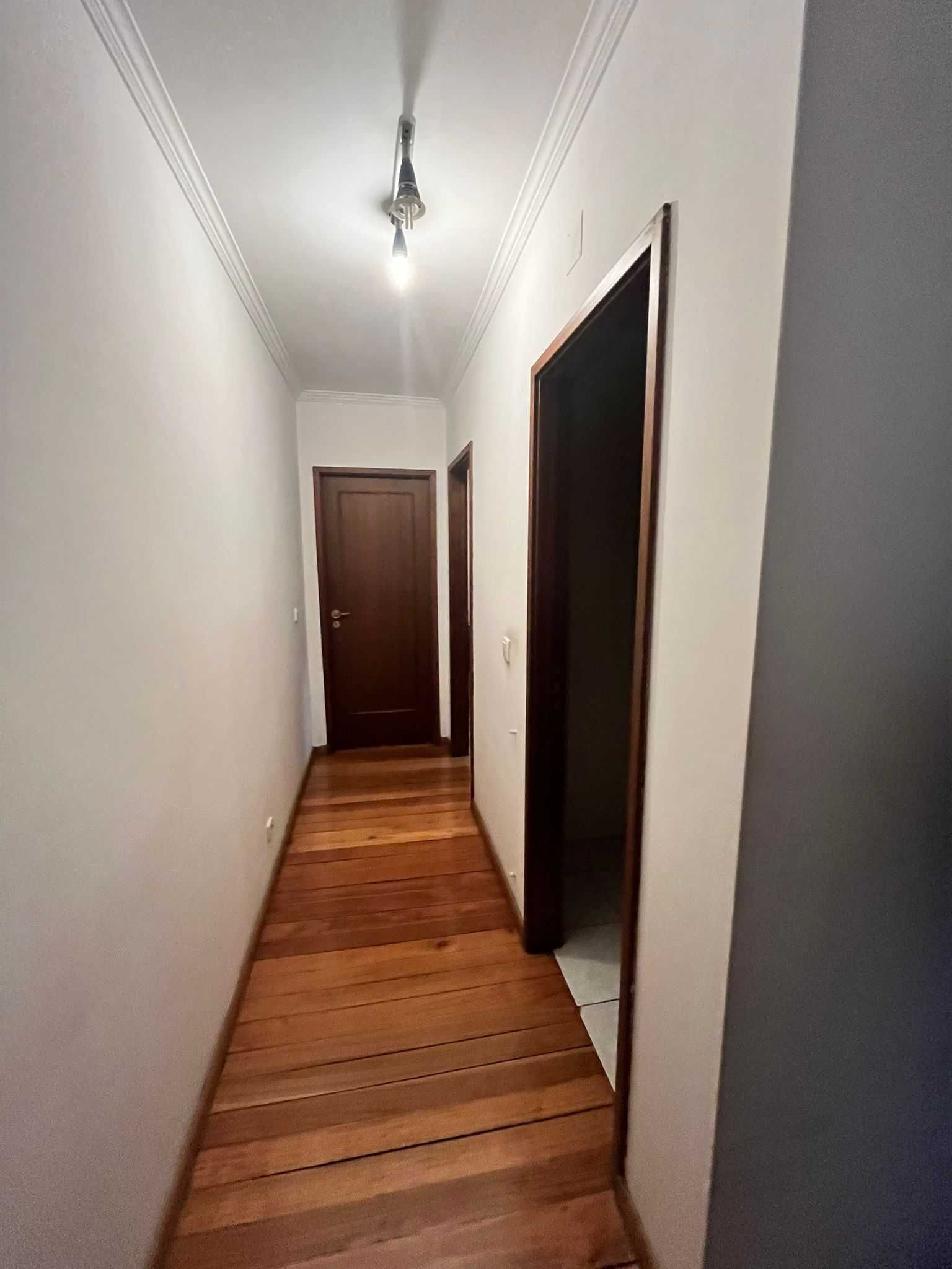 Aluga-se quarto a rapariga estudante
