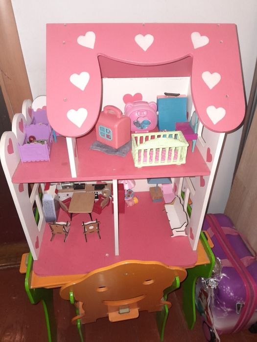 Ляльковий будинок,  стіл та крісло,