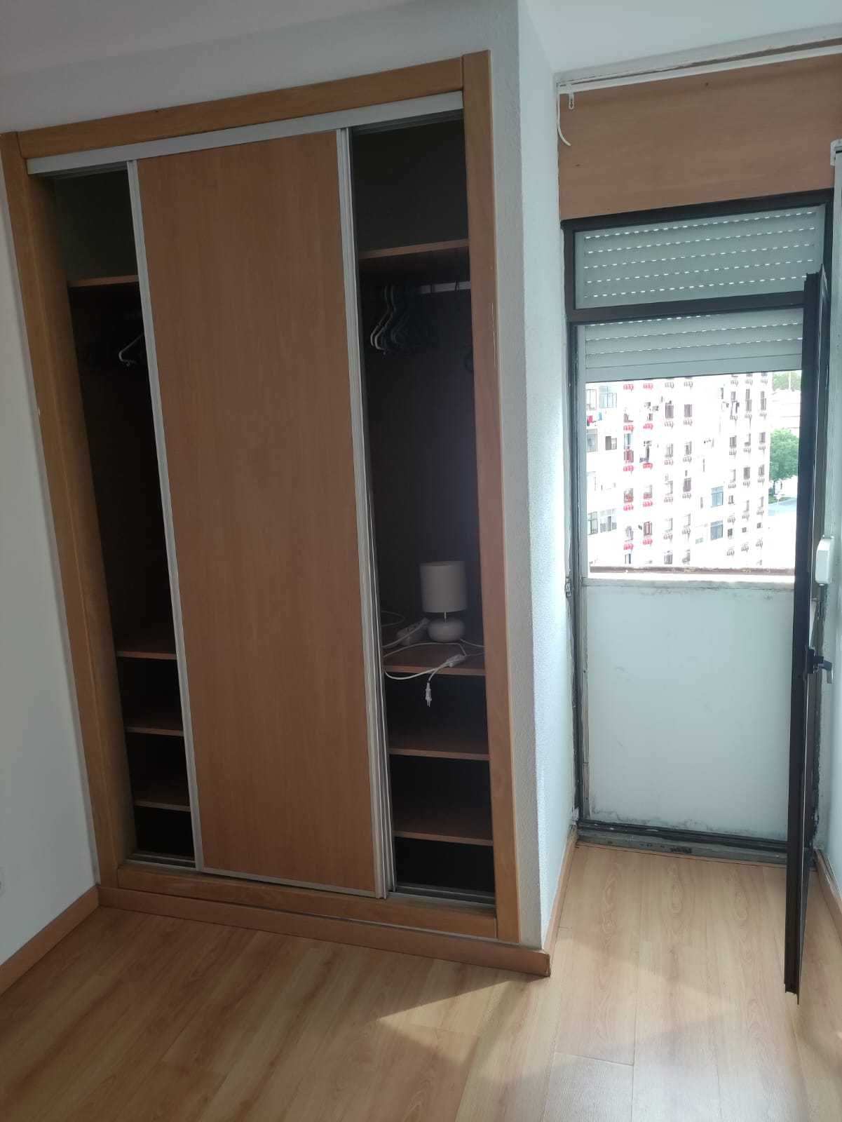 Alugo quarto no Vale da Amoreira para Senhoras