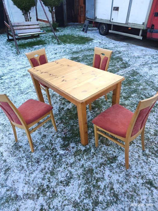 Rozkładany stół z czterema krzesłami
