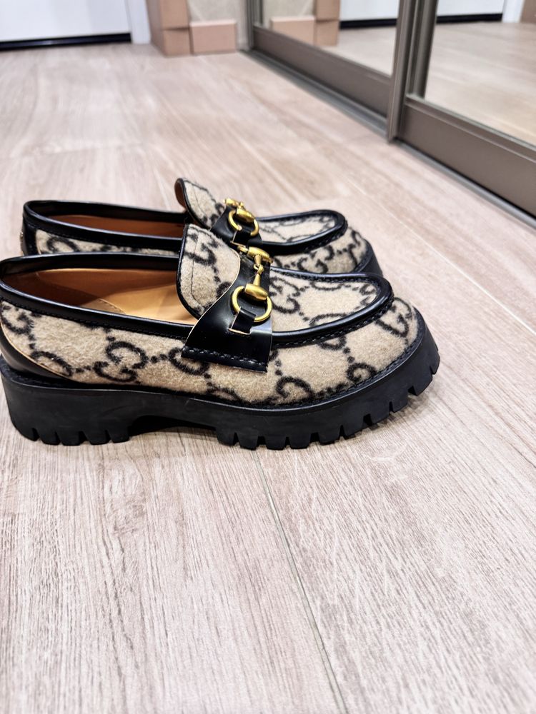 Лоферы Gucci.