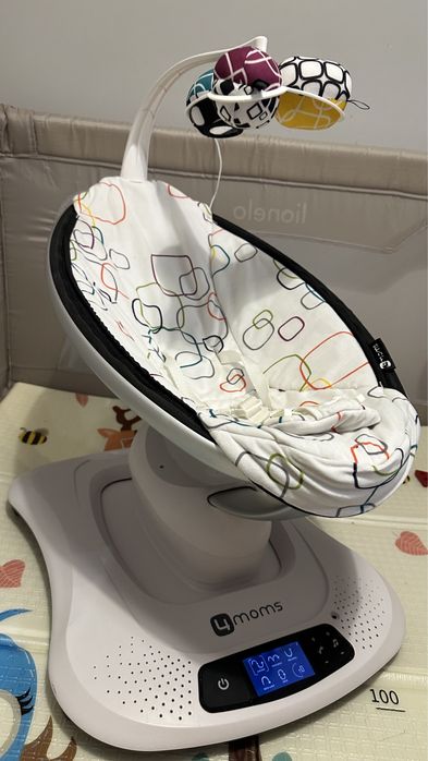 Заколисуючий центр 4moms