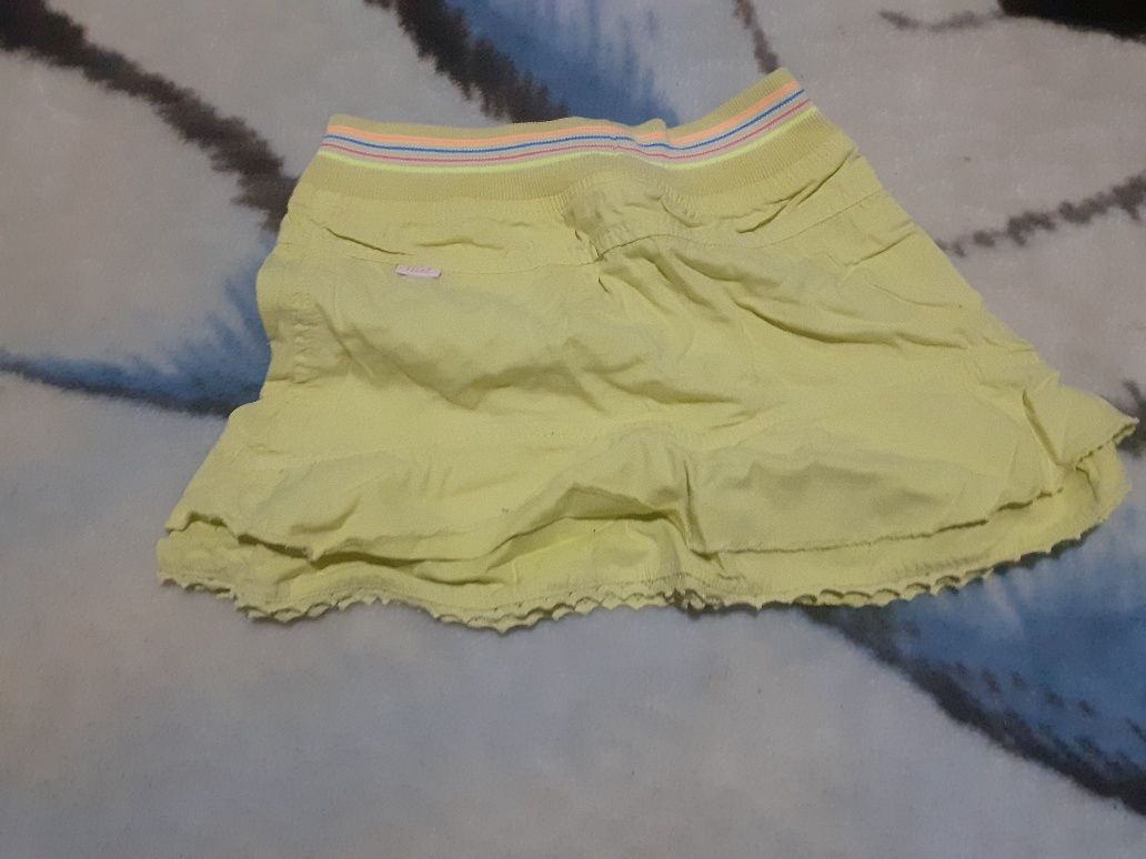 Vendo duas saias de menina 6/8 anos como novas