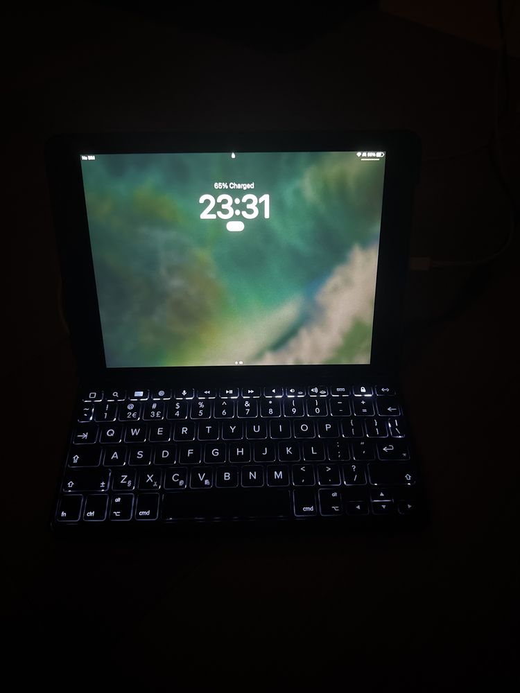 iPad Pro 9.7” 256 GB Wi-Fi + Cellular – Space Gray + klawiatura etui