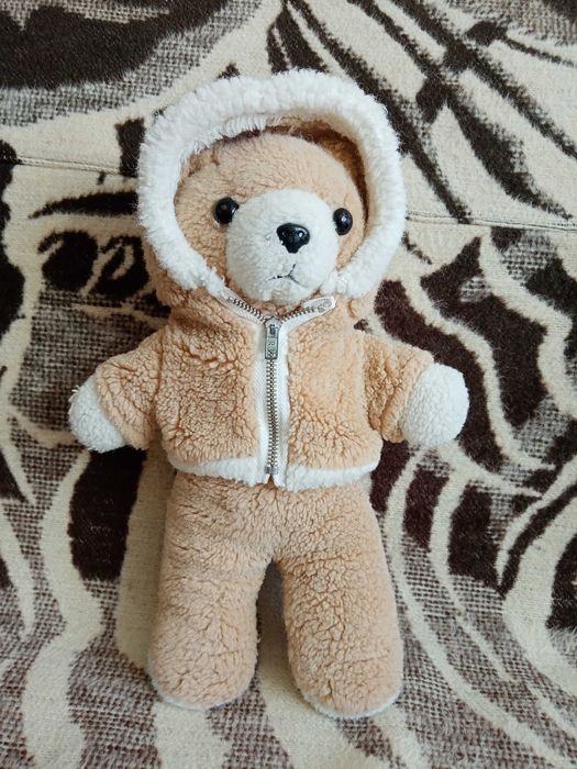 Pluszowy Miś Uszatek 30 cm w zimowej kurtce maskotka