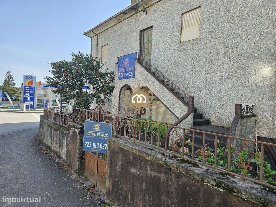 Moradia com terreno no Centro de Arrifana