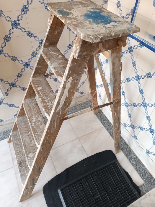 Escadore em madeira em bom estado