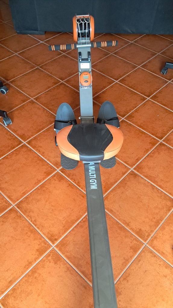 Máquina de remo praticamente nova