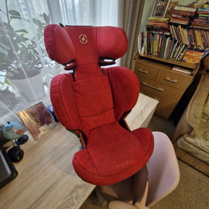 Дитяче автокрісло Maxi-Cosi 15–36 кг — у відмінному стані