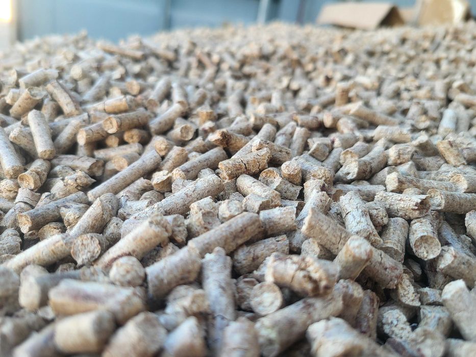 więźba dachowa, deski, pellet