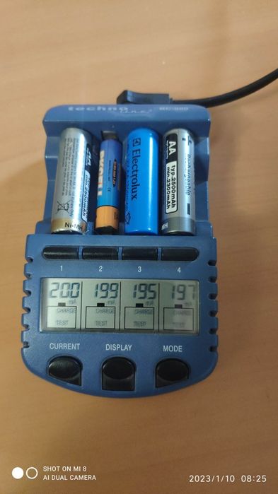 Зарядний для акумуляторних батарейок.