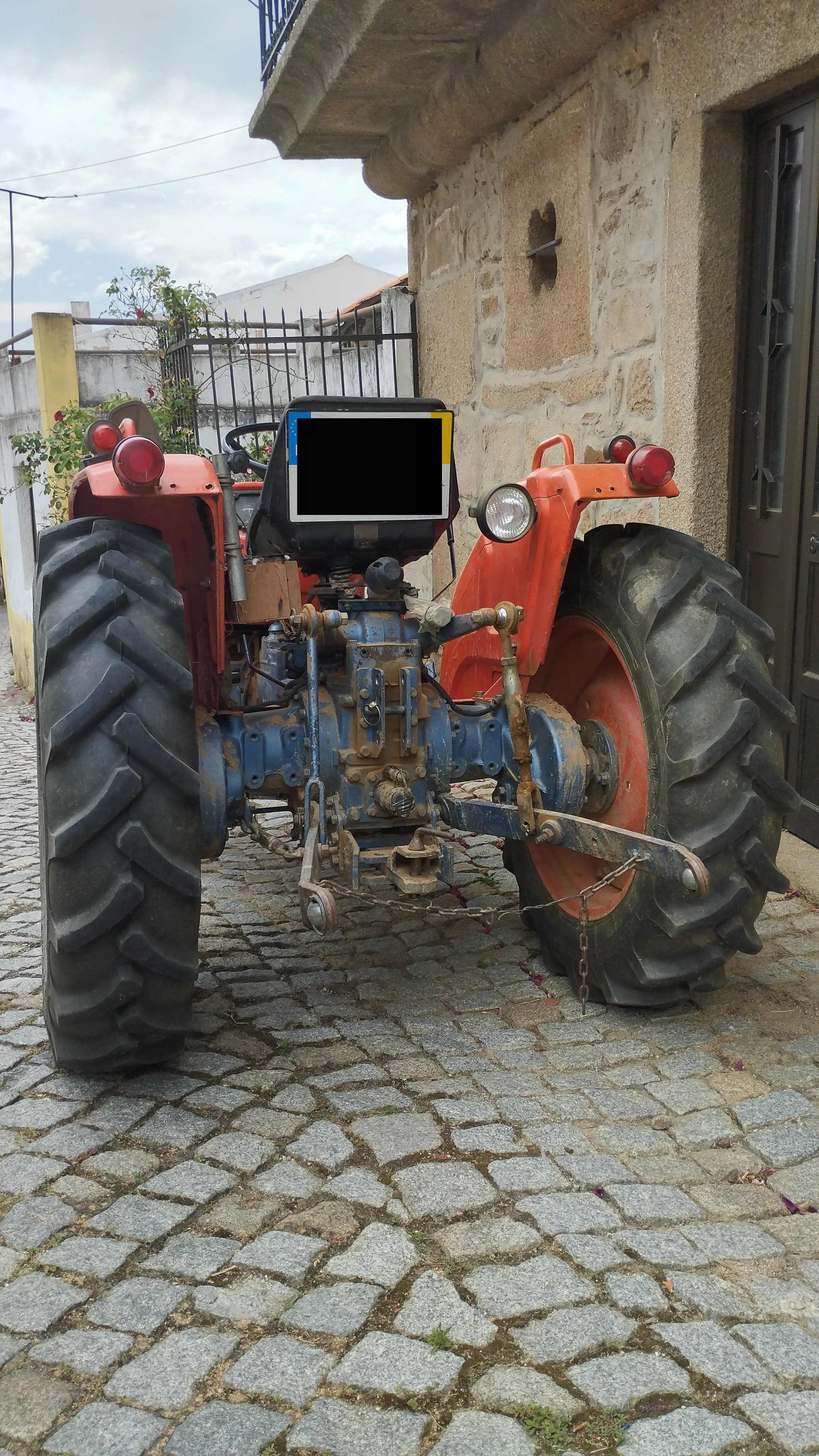 Trator Daedong T2600 4WD + 2 alfaias em ótimo estado