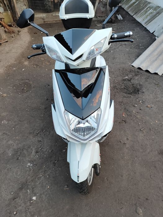 Єлектроскутер трьох колісний.