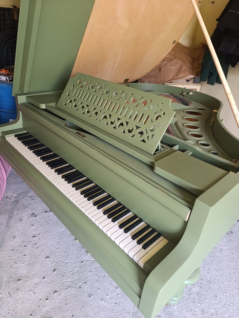 Fortepian marki Bosendorfer - piękny zielony kolor