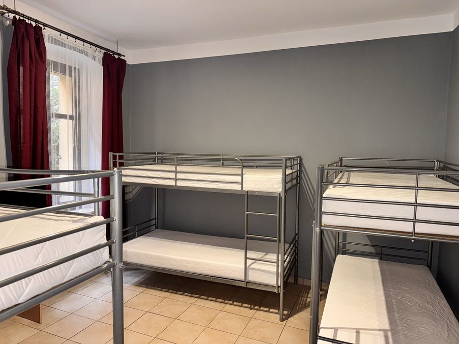 Łóżka piętrowe z materacami – 3 sztuki dostępne!