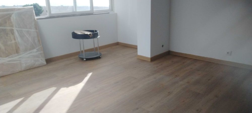 Colocação de chão flutuante e de vinil