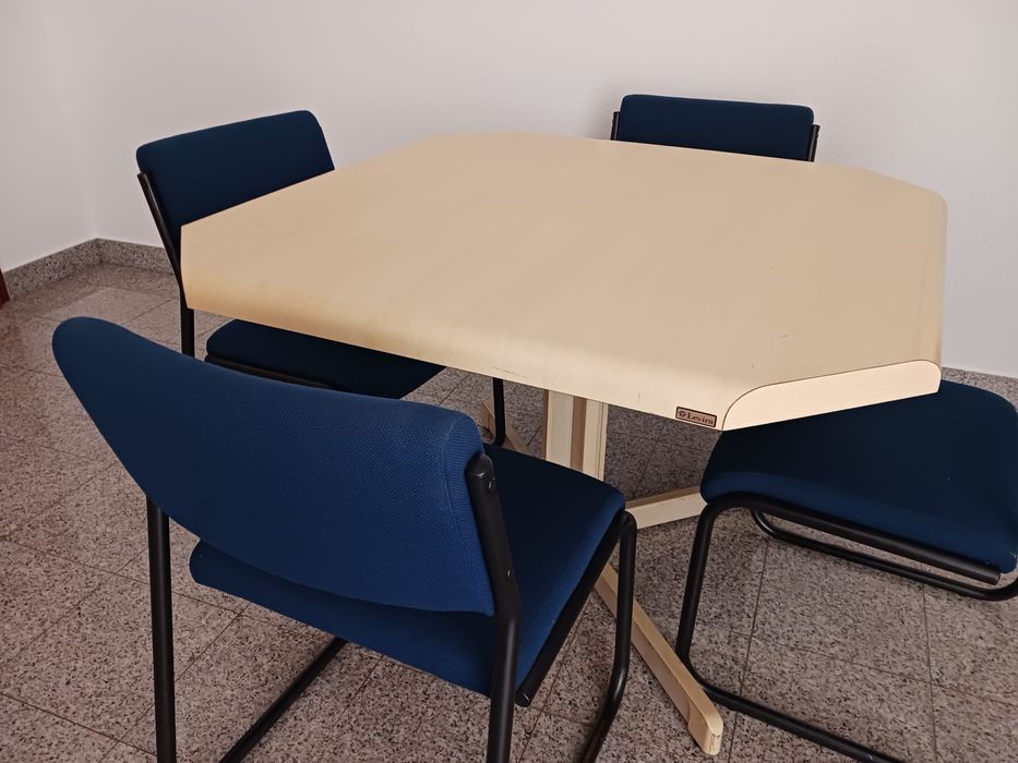 Secretaria e cadeiras