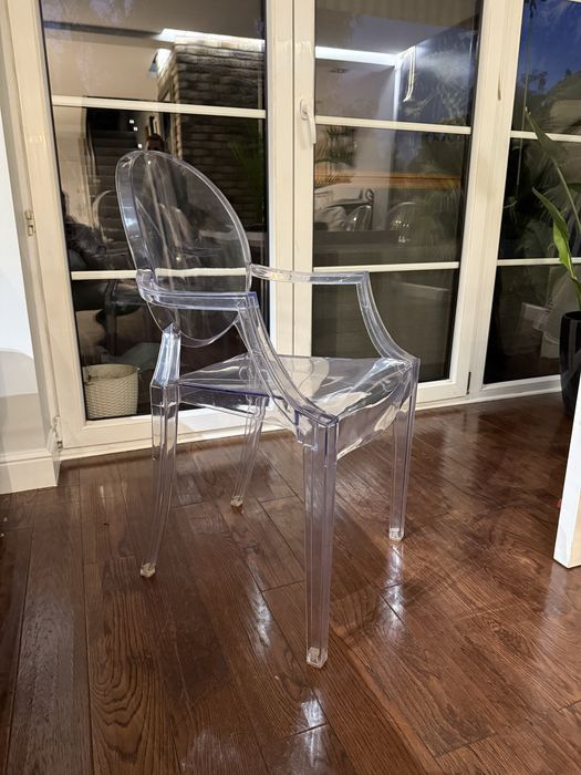 rozkładany stół z krzesłami