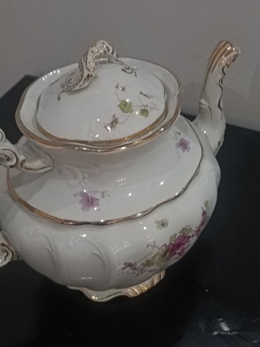 Bule decorativo de porcelana.