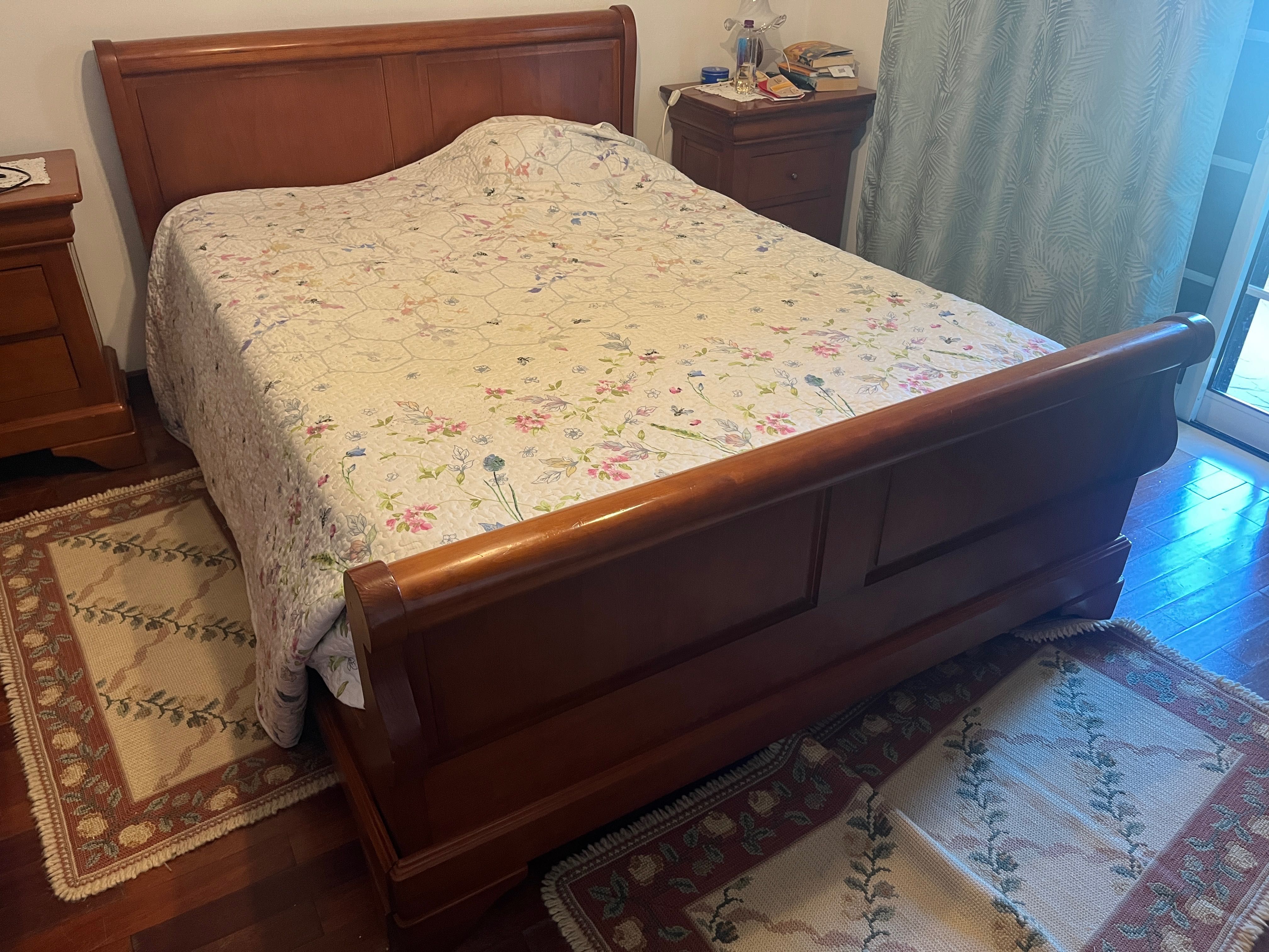Conjunto de quarto em madeira de cerejeira
