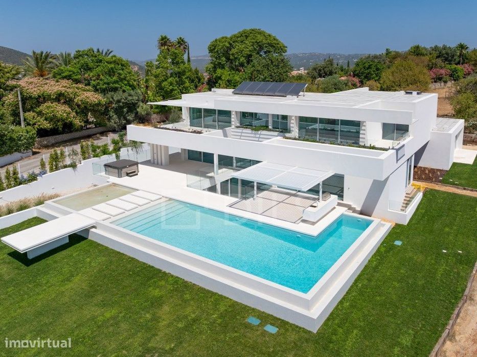 Moradia T5 nova, com piscina, no sítio dos quartos, Loulé