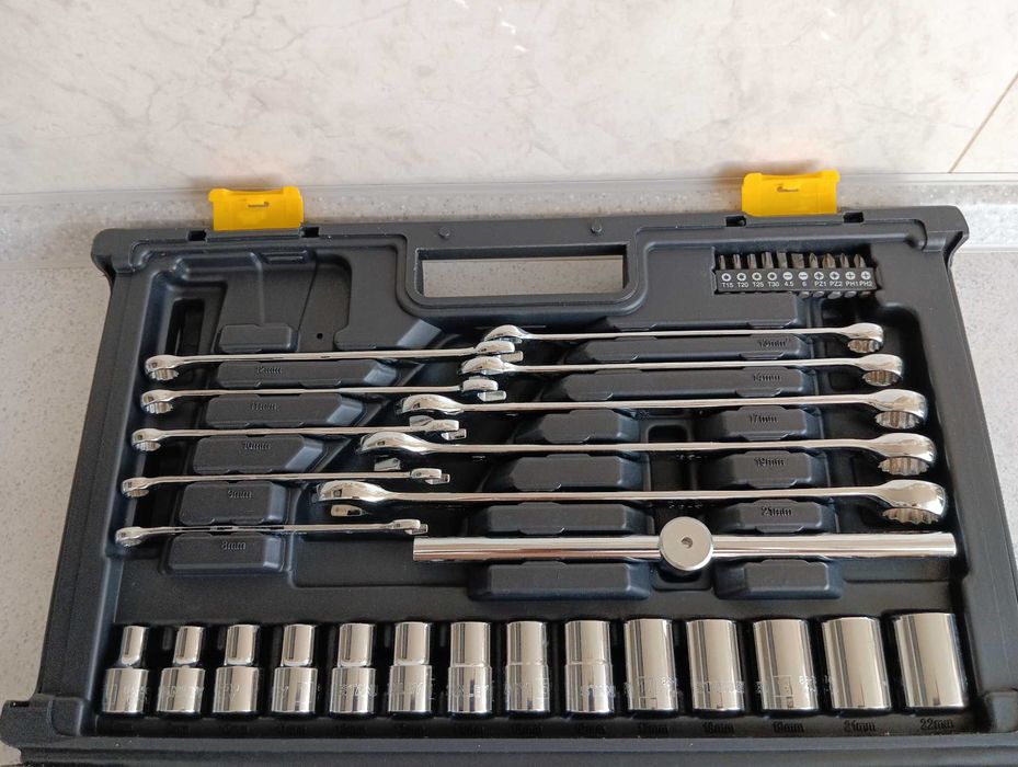АВТОМОБИЛЬНЫЙ набор ключей и головок STANLEY в чемодане . 68 единиц .