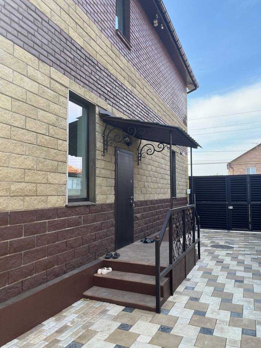 Продам 2-х этажный, современный, дом новой постройки в Центре