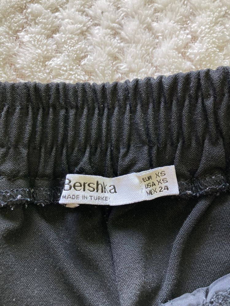 czarne spodnie bershka