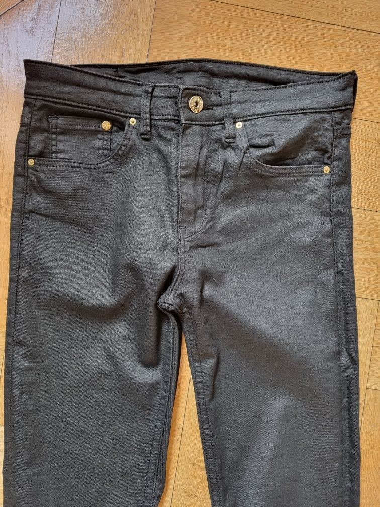 Czarne woskowane rurki H&M
