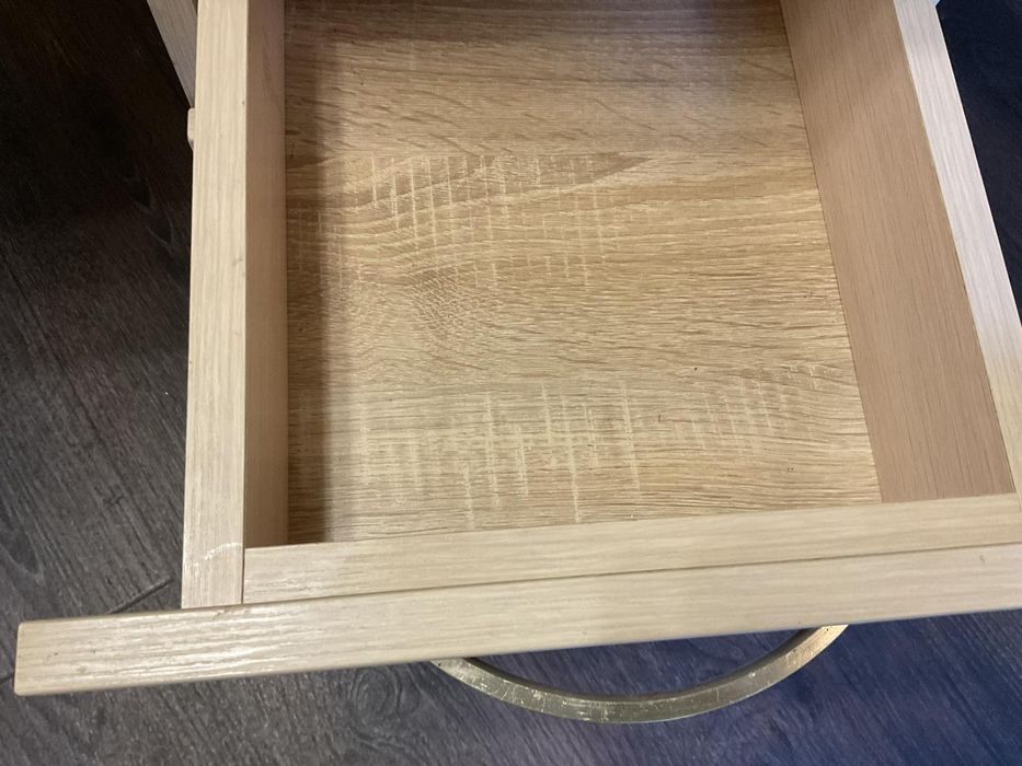 Продам маникюрный стол.