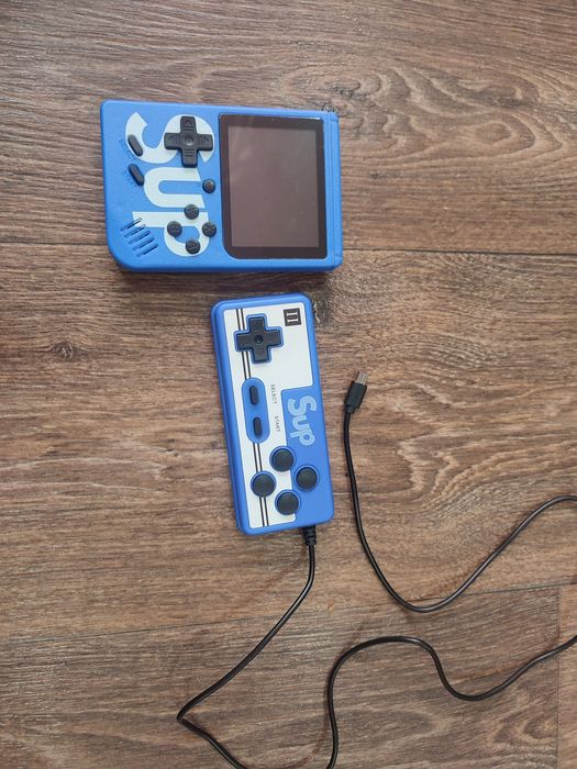 Игра денди 400 игр зарядки хватает на 3 часа ,  и джостик