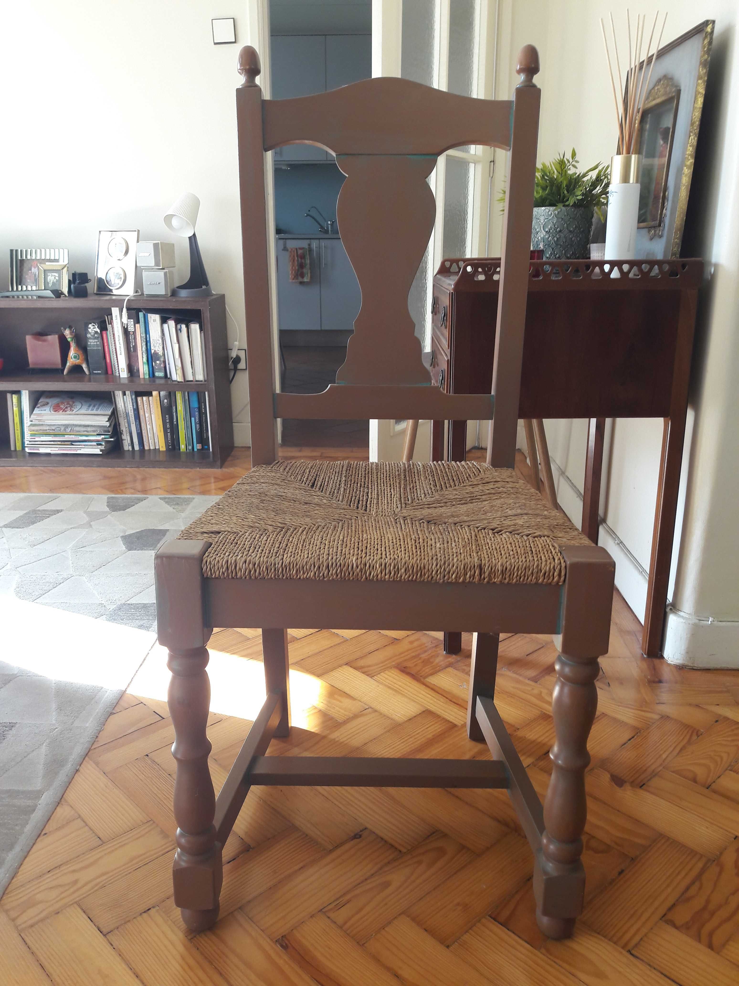 Conjunto de 8 Cadeiras de jantar, lacadas, em madeira maciça.