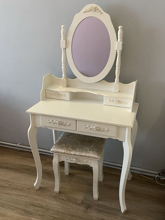 Toaletka biala z lustrem