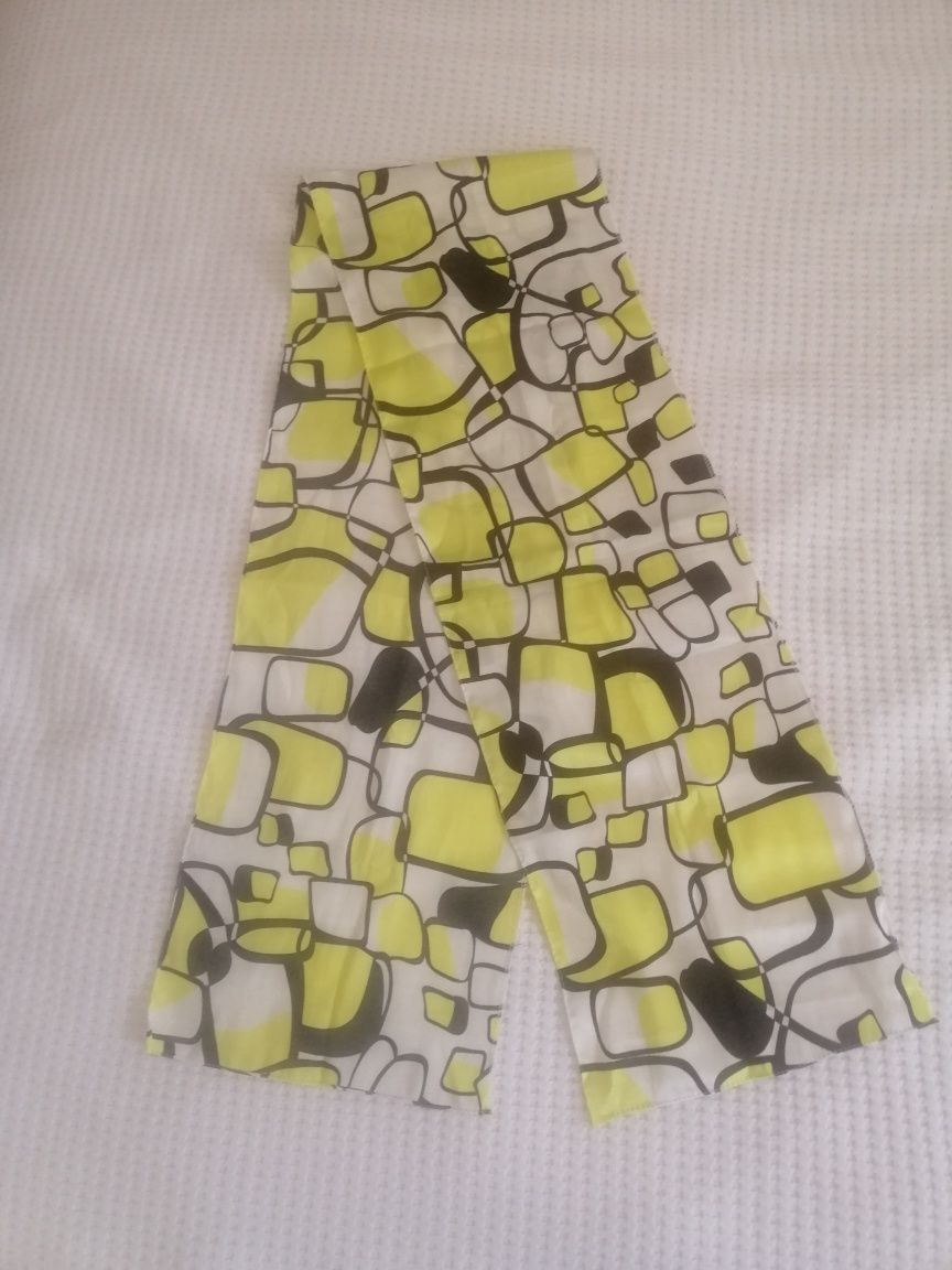 Szaliczek, cienki letni w geometryczny wzór