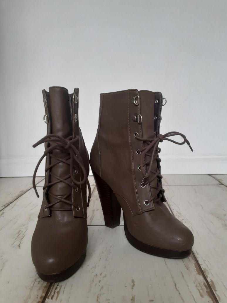 H&M kozaki sztyblety na słupku obcas sznurowane botki cappuccino 39