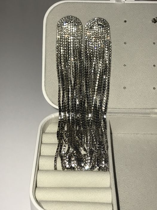 Довгі сережки зі стразами – блискучі, як нові, для свят і фотосесій