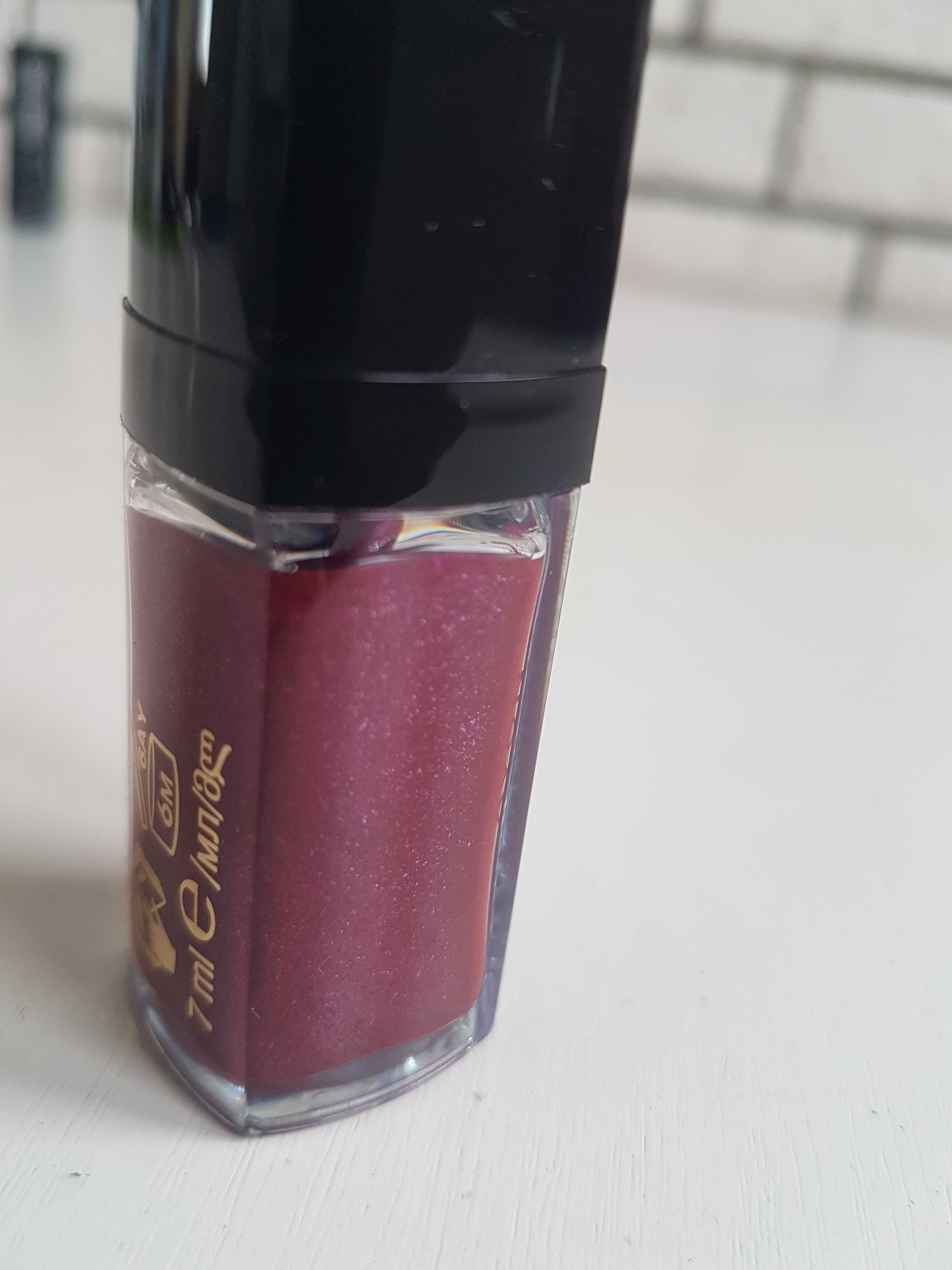 Lśniąca szminka w płynie Avon Power Stay odcień Burgundy Flare