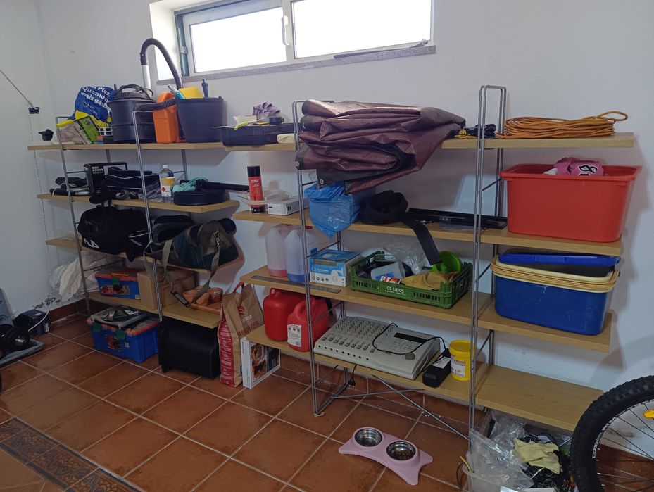 2 prateleiras em madeira pinho com estrutura metálica