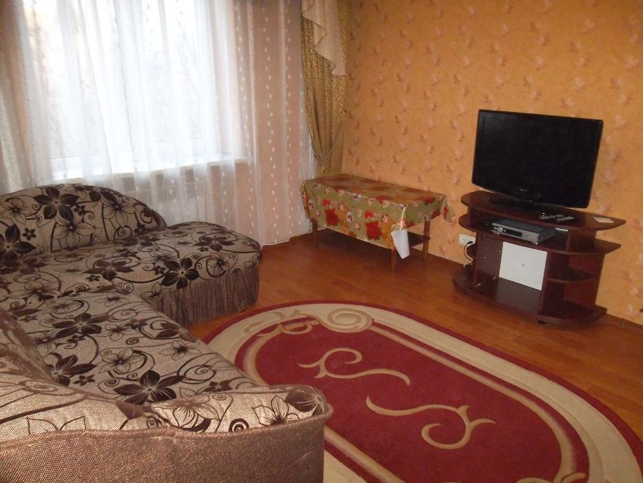 Подобово двохкімнатна квартира недалеко від центру міста