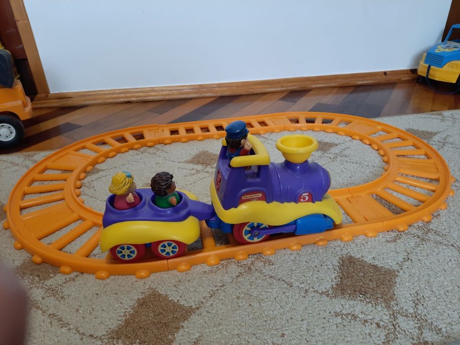 Потяг поїзд на батарейках з колією +маленькі іграшки,які заводяться