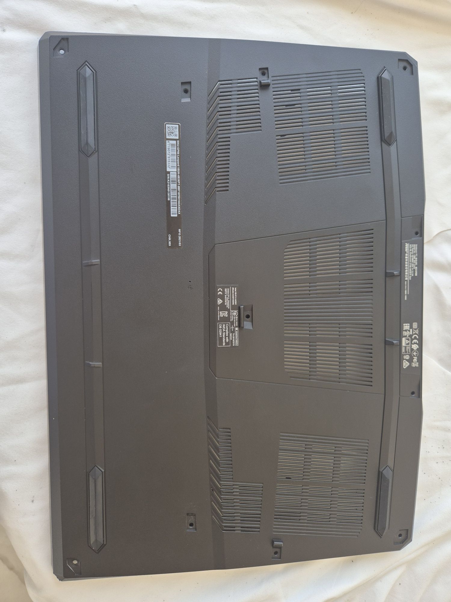 Cobertura inferior (base) do laptop MSI GP66 Leopard 10UH-483