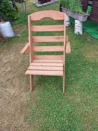 Drewniane krzesełka ogrodowe